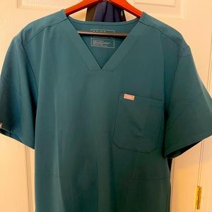 Men’s FIGS scrub top XXL